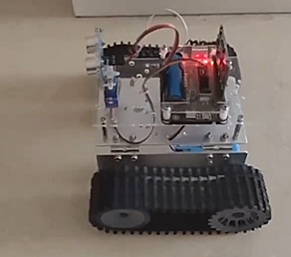 一位创客使用小钉锤探月坦克底盘制作的智能坦克小车