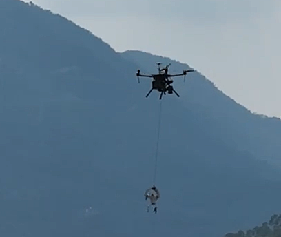 小钉锤螳螂抓无人机救援视频